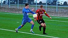 Florian Rösch vom Hegauer FV (links, hier im Zweikampf mit dem Königsfelder Maximilian Lehmann) schoss das 2:1 gegen den FC Königsfeld.