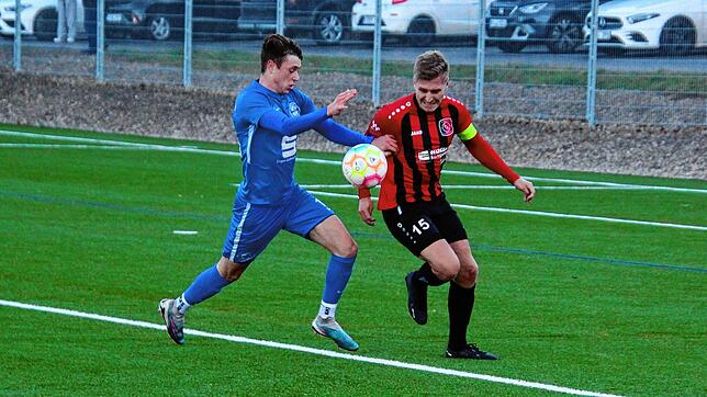 Florian Rösch vom Hegauer FV (links, hier im Zweikampf mit dem Königsfelder Maximilian Lehmann) schoss das 2:1 gegen den FC Königsfeld.