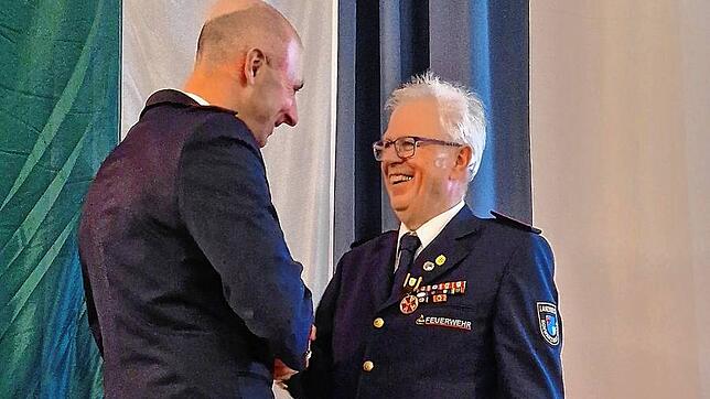 Reinhold Engesser (rechts) wird von dessen Stellvertreter Sascha Eichkorn mit der Ehrenmedaille in Gold für besonders herausragende ...