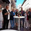 Die ersten Gäste des Städtle Apéros mit den schürzentragenden Gastgebern von May Fashion, von links: Hermann Mayer, Dieter Flügel, Klaus ...