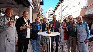 Die ersten Gäste des Städtle Apéros mit den schürzentragenden Gastgebern von May Fashion, von links: Hermann Mayer, Dieter Flügel, Klaus ...
