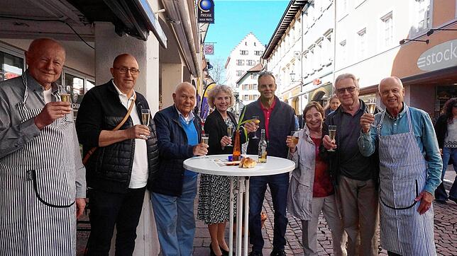 Die ersten Gäste des Städtle Apéros mit den schürzentragenden Gastgebern von May Fashion, von links: Hermann Mayer, Dieter Flügel, Klaus ...