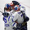Jubel in Weiß und Blau: Die Spieler der Schwenninger Wild Wings freuen sich über das Tor von Travis Turnbull zur 2:1-Führung in Augsburg.