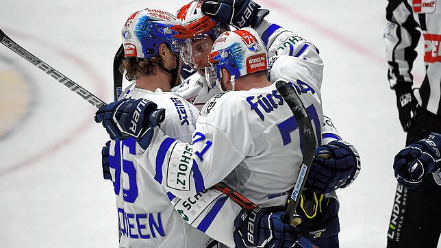 Jubel in Weiß und Blau: Die Spieler der Schwenninger Wild Wings freuen sich über das Tor von Travis Turnbull zur 2:1-Führung in Augsburg.