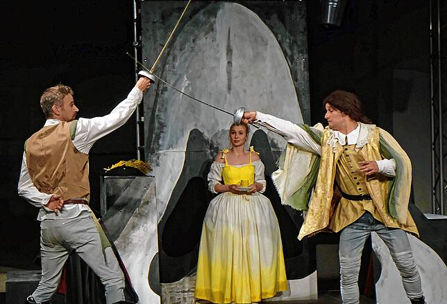 Duell um die hübsche Roxane (Hannah Moreth): Cyrano (Alexander Netschajew, links) und de Guiche (Oliver Mirwaldt).