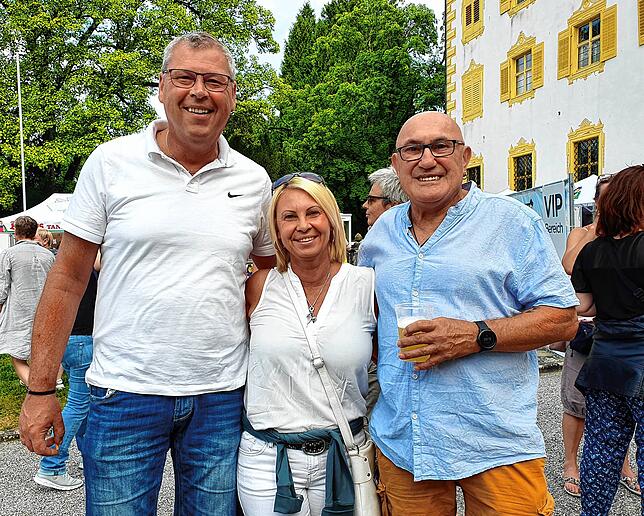Stefan und Heidi Nunne mit Erich Hüttenhofer (von links) beim Salem Open Air.