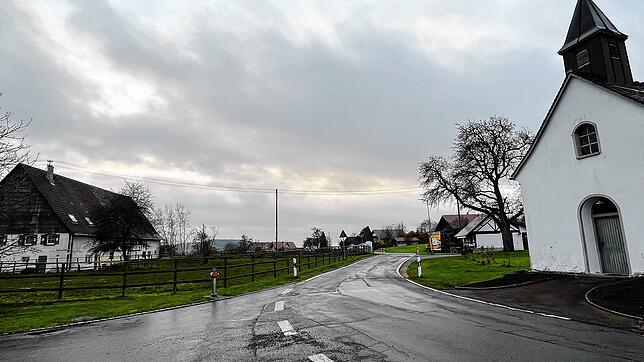 Das Bebauungsgebiet Baint im Hohenfelser Ortsteil Selgetsweiler beginnt direkt hinter dem Pferdehof, links im Bild, und liegt gegenüber ...