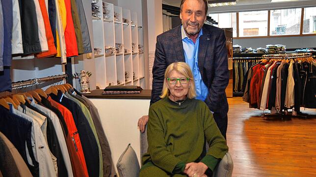 Schließen Ende des Monats ihr Bekleidungsgeschäft Kappeler in der Markdorfer Marktstraße: Lisa und Dietmar Bitzenhofer.