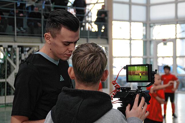 Durch seine Videos auf TikTok ist Qualle deutschlandweit bekannt geworden. Auch in der Alleensporthalle hat er seinen Kameramann Nick ...