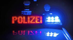 In der Nacht jagen Polizeibeamte in Tuttlingen Autodiebe. (Symbolbild)