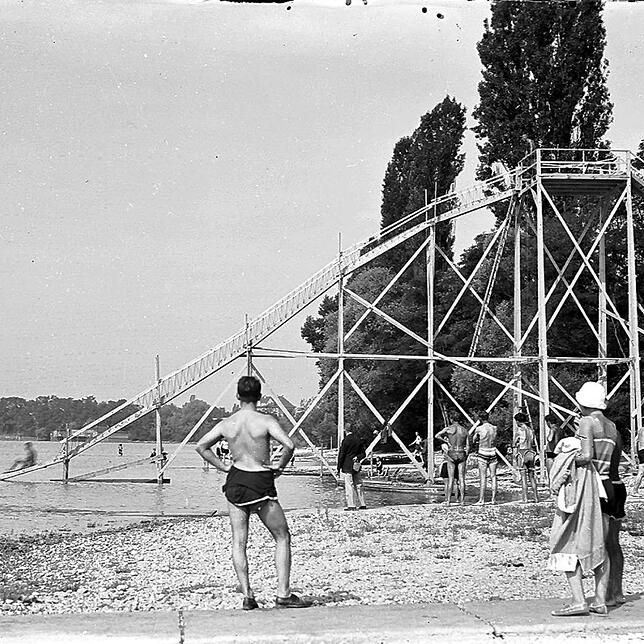 Die große hölzerne Rutsche am Hörnle um 1927.