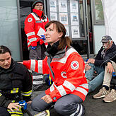 An der schnell eingerichteten Sammelstelle kümmerten sich DRK-Helfer um Brandgeschädigte und eine Feuerwehrfrau mit – ebenso gemimten – ...