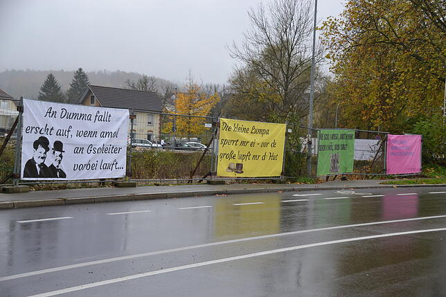 Die luftdurchlässigen Banner wurden auf Abstand gehängt, um dem Wind möglichst wenig Angriffsfläche zu bieten, erklärten die Initiatoren ...