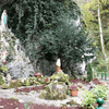 Die kleine Kapelle bietet Besuchern der Lourdesgrotte Schutz vor dem Regen. Umgeben ist der Ort im Liebfrauental von großen Felswänden.