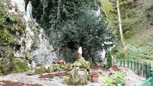 Die kleine Kapelle bietet Besuchern der Lourdesgrotte Schutz vor dem Regen. Umgeben ist der Ort im Liebfrauental von großen Felswänden.
