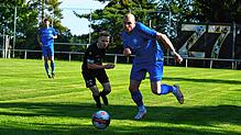 Im Rennen um die drei Punkte musste sich der FV Marbach (Philipp Daneliuc, links) dem FC Neustadt  (Raphael Klein) mit 1:3 geschlagen geben.