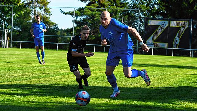 Im Rennen um die drei Punkte musste sich der FV Marbach (Philipp Daneliuc, links) dem FC Neustadt  (Raphael Klein) mit 1:3 geschlagen geben.