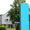 Im Vordergrund der Wegweiser zum Ärztehaus, im Hintergrund das Krankenhaus. Hier soll das neue Medizinische Versorgungszentrum seinen ...