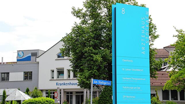 Im Vordergrund der Wegweiser zum Ärztehaus, im Hintergrund das Krankenhaus. Hier soll das neue Medizinische Versorgungszentrum seinen ...
