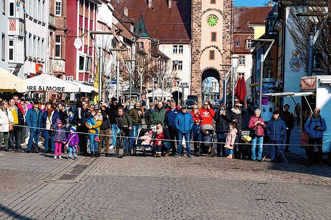 Alle vier Straßen werden gesperrt, damit der Narrenbaum sicher gefällt werden kann. Hier warten die Schaulustigen gespannt in der Oberen ...