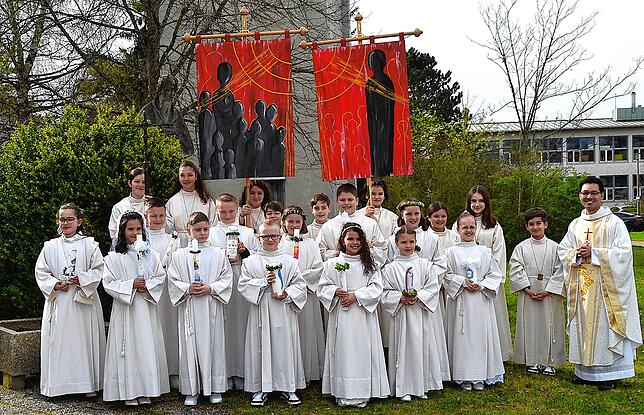 Zwölf Mädchen und Jungen haben mit ihren Familien und der Pfarrgemeinde St. Bruder Klaus ihre erste heilige Kommunion gefeiert. In zwei ...