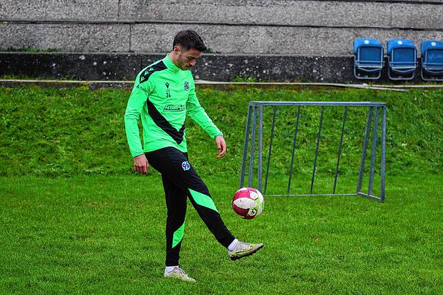 Zurück zu den Wurzeln: Auf dem Sportplatz des SV Lottstetten hat vor 18 Jahren für Robin Kalem alles begonnen. Hier traf er sich mit dem ...