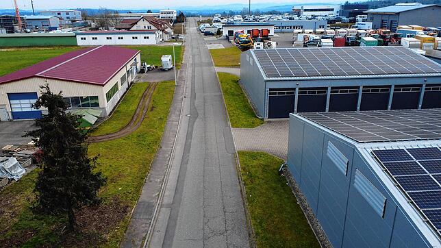 Noch vor der Sommerpause soll die Sanierung des Randenweges abgeschlossen sein. Die Firma Schleith aus Steißlingen wird die Arbeiten für ...