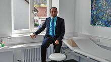 Der Klettgauer Bürgermeister Ozan Topcuogullari, im Bild in einem neuen Behandlungsraum der geplanten Frauenarztpraxis, gibt trotz der ...