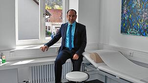 Der Klettgauer Bürgermeister Ozan Topcuogullari, im Bild in einem neuen Behandlungsraum der geplanten Frauenarztpraxis, gibt trotz der ...
