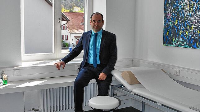 Der Klettgauer Bürgermeister Ozan Topcuogullari, im Bild in einem neuen Behandlungsraum der geplanten Frauenarztpraxis, gibt trotz der ...