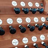 Der Organist zieht Register und die Pfeifen der Orgel können viele verschiedene Blas- und Streichinstrumente imitieren.