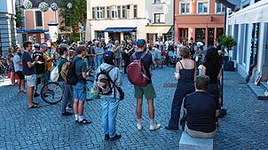 Etwa 50 Demonstrierende sind zur Mahnwache vor das Büro des CDU-Bundestagsabgeordneten Andreas Jung in der Hofhalde in Konstanz ...