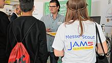 Messescouts bieten auch in diesem Jahr geführte Rundgänge auf dem Gelände an.