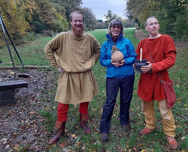 Gunnar und Björn von der Keltengruppe Heuneburg besprachen mit Sylvia Baumgart vom Naturpark Schaffhausen das Thema Erlebnisführungen.