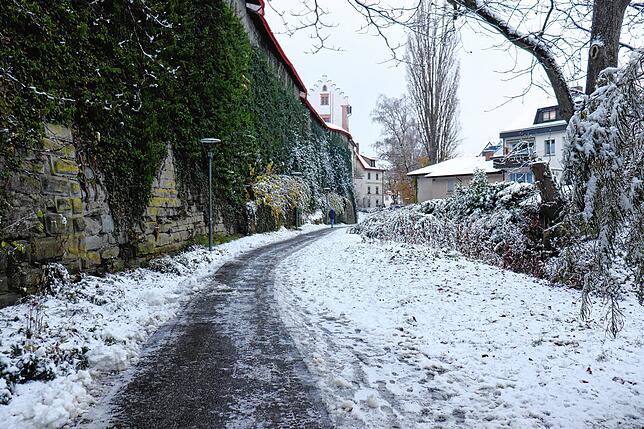 Der Gehweg, der vom Nellenbach in Richtung Innenstadt führt, ist am Dienstagmorgen bereits geräumt.