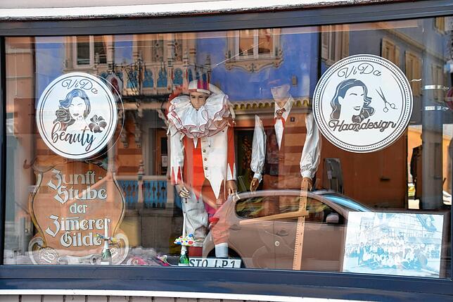 Narrenbüttel (links) und Zimmerer teilen sich das Vida-Schaufenster in der Hauptstraße.