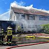 Es qualmt aus dem Dach: Die Feuerwehr bringt den Brand in einem Doppeleinfamilienhaus in schweizerischen Eiken unter Kontrolle.