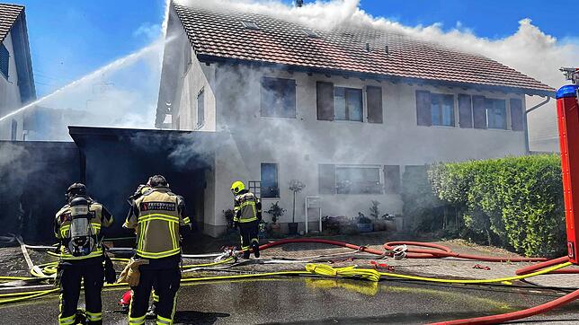 Es qualmt aus dem Dach: Die Feuerwehr bringt den Brand in einem Doppeleinfamilienhaus in schweizerischen Eiken unter Kontrolle.