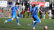 Robin Mayer (links, hier ein Archivbild, rechts Markus Müller) erzielte den Siegtreffer für den Hegauer FV beim FC Singen.