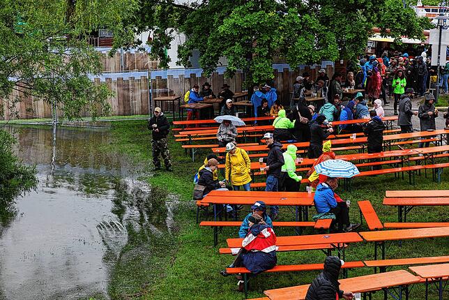 Kultur trotz Wolkenbruchs: Beim Seefestival in Radolfzell war das Wasser nicht zu übersehen.