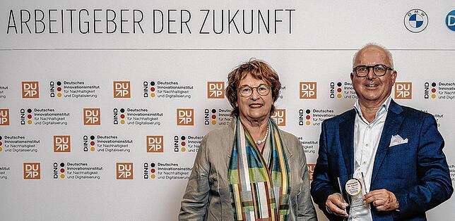 Im August 2023 erhält Thomas Burger den Preis Arbeitgeber der Zukunft von Brigitte Zypries überreicht.