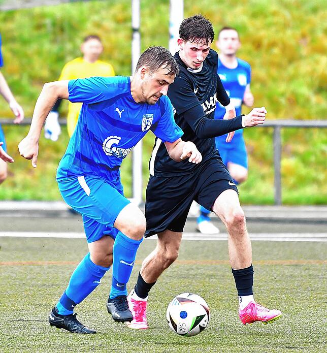 Durchsetzungsvermögen: Hannes Selz (links) im Zweikampf mit Kian Andree beim 1:1 der SF Schlingen bei der SG FC Wehr/Brennet.
