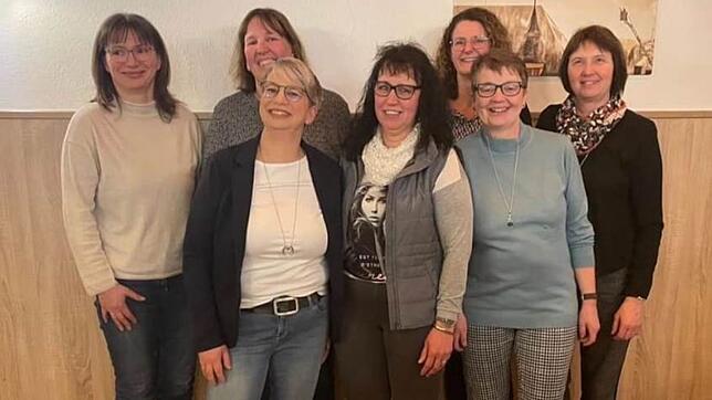 Der neu gewählte Bezirksvorstand stellt sich vor (vordere Reihe, von links): Vorsitzende Alexandra Hainke (Untermettingen), ...