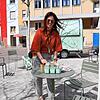 Am Tag vor dem Start bereitet Danijela Palos die letzten Details für ihre mobile Bar am Adenauerplatz vor.