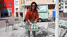 Am Tag vor dem Start bereitet Danijela Palos die letzten Details für ihre mobile Bar am Adenauerplatz vor.
