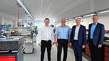 Im Bild von links Ausbildungsleiter Serdar Evren, Geschäftsführer Bernd Schaible, Bürgermeister Jonathan Berggötz und Geschäftsleiter ...