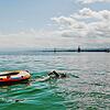 Verena Röck will mit einem mit Steinen gefüllten Schlauchboot durch den Bodensee schwimmen. Sie will damit Aufmerksamkeit erregen.