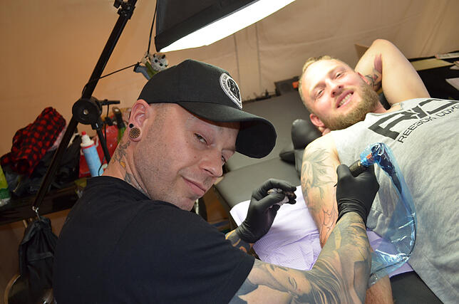 Entspannt wie auf einer Wellness-Liege lässt sich Gerri aus Regensdorf sein Tattoo stechen.