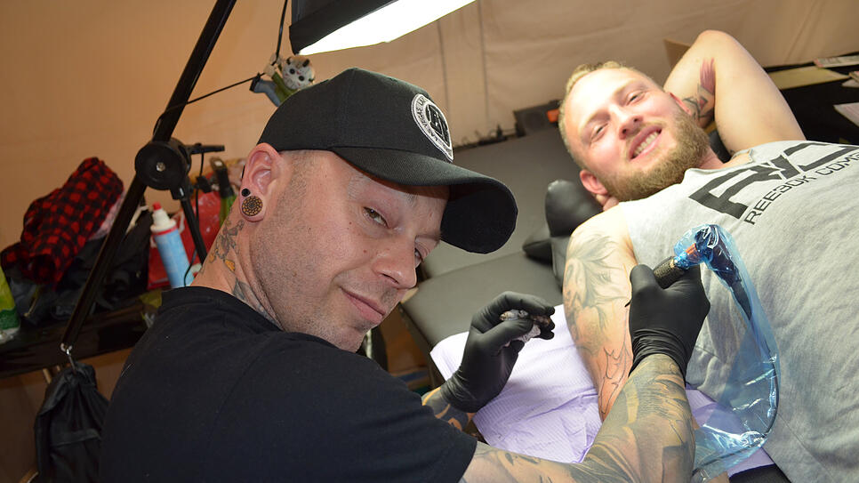 Entspannt wie auf einer Wellness-Liege lässt sich Gerri aus Regensdorf sein Tattoo stechen.