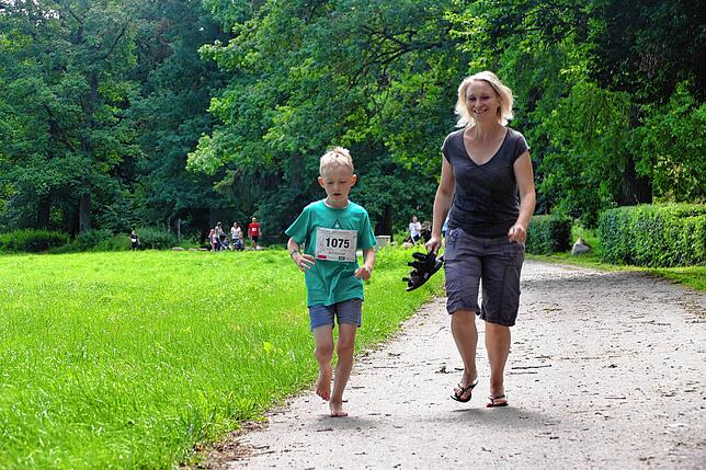 Im Gleichschritt voran: Benjamin Sellner und Mutter Katharina.